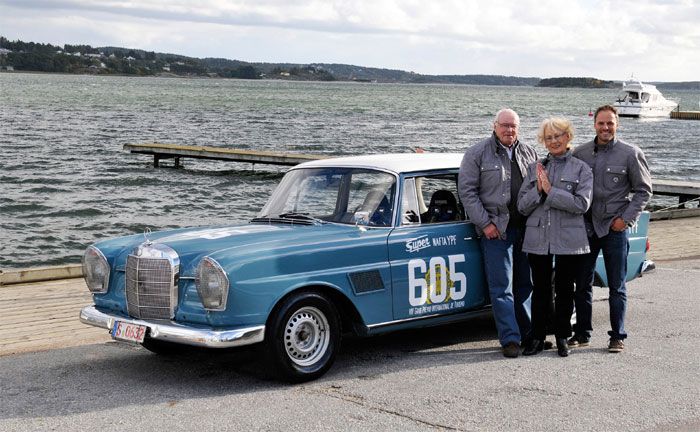 Mercedes-Benz Classic Markenbotschafterin und ehemalige Rallyefahrerin Ewy Baronin von Korff-Rosqvist mit Bjrn Waldegrd (links) und Marcel Tiemann bei "Mercedes-Benz & Friends" in Schweden