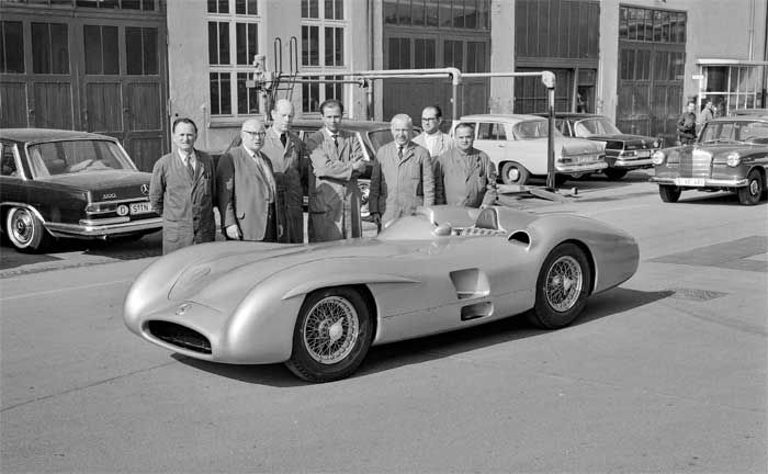 Mercedes-Benz W 196 R Grand-Prix-Rennwagen mit der Fahrgestellnummer 9. Vorbereitung des Fahrzeugs im Werk Untertrkheim als Geschenk fr das Indianapolis Motor Speedway Museum. (Foto vom 09. April 1965, Quelle: Mercedes Benz).