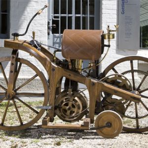 Nachbau des Daimler Reitwagens vor der Gottlieb-Daimler-Gedchtnissttte in Bad Cannstatt.