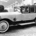 Deutsche Automobil-Ausstellung in Berlin, 1921: Die Maybach-Motorenbau GmbH prsentiert ihr erstes Automobil, einen Maybach W 3. Die Karosserie stammt von Auer aus Cannstatt.