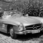 Mercedes-Benz 300 SL Roadster (W 198). Produktionszeit der Baureihe von 1957 bis 1963. Genrefoto aus dem Jahr 1961 in den Weinbergen auf dem Stuttgarter Rotenberg mit Blick auf das Mercedes-Benz Werk Untertrkheim im Hintergrund. (Foto: Mercedes-Benz)