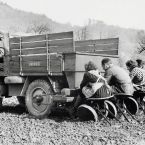 Die halbautomatische Kartoffel-Pflanzmaschine war ein Anbaugert aus den Anfangsjahren des Unimog.