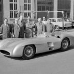 Mercedes-Benz W 196 R Grand-Prix-Rennwagen mit der Fahrgestellnummer 9. Vorbereitung des Fahrzeugs im Werk Untertrkheim als Geschenk fr das Indianapolis Motor Speedway Museum. (Foto vom 09. April 1965, Quelle: Mercedes Benz).