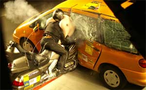 Crashtest: Motorrad-Airbag kann vor schlimmen Verletzungen schützen