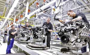 Montage der neuen Mercedes-Benz V6-Motoren
